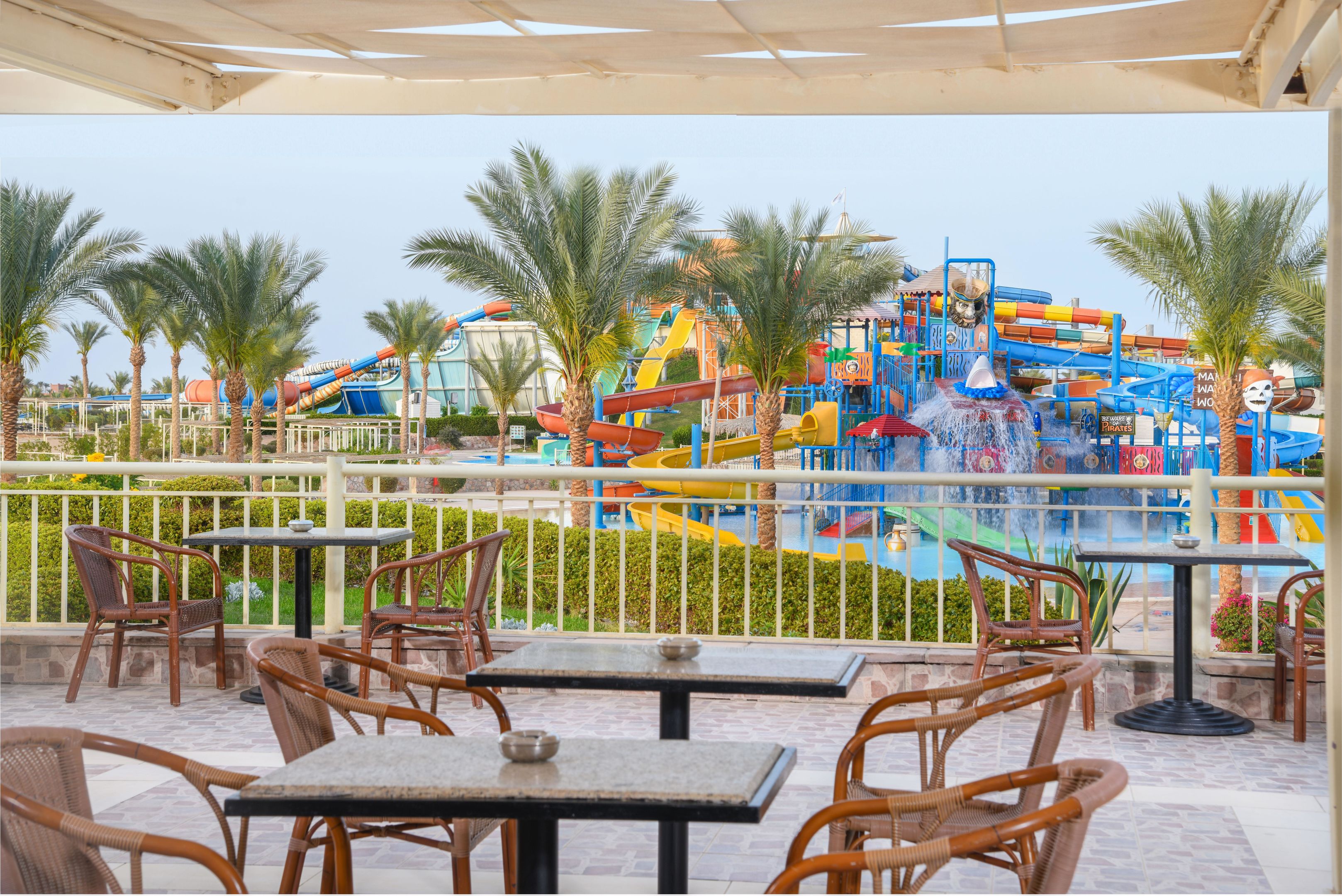 Zicht op aquapark vanaf het terras